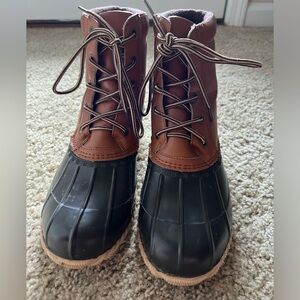 Men’s faux fur duck boots size 9.